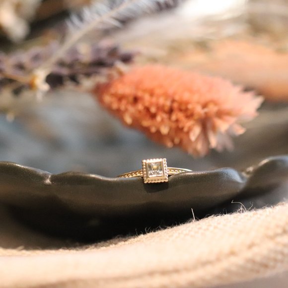 Green Moss Grows | 14K gold and green sapphire ring - Picture 12 of 13